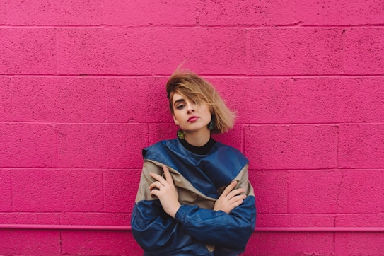 shallow focus photo of woman in blue and gray long-sleeved shirt