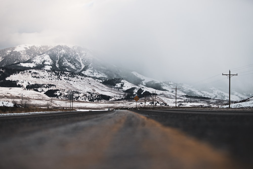 흑백 산의 풍경 사진