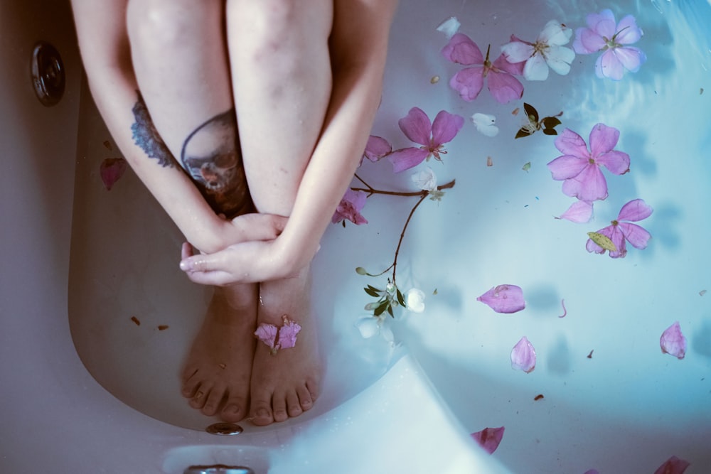 Photographie en gros plan d’une femme assise à l’intérieur d’une baignoire