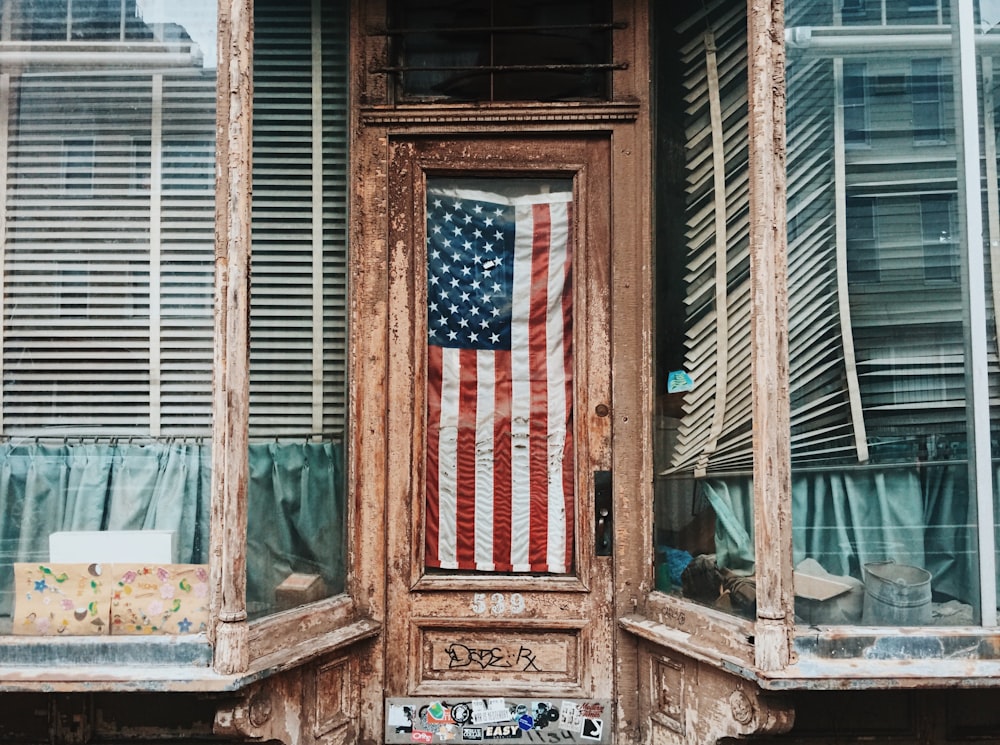ドアにアメリカ国旗