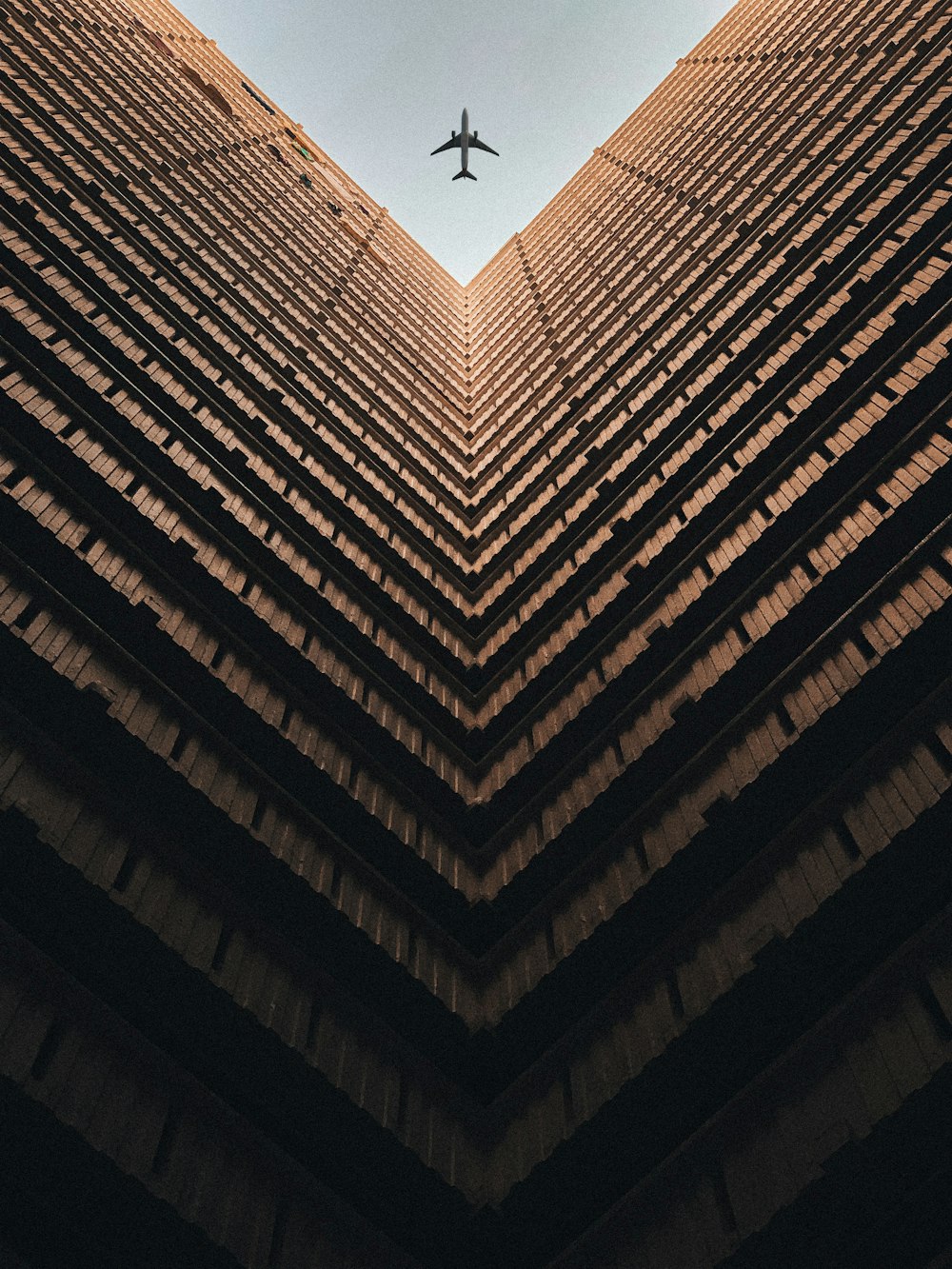 Foto de vista de gusano de un edificio marrón durante el día