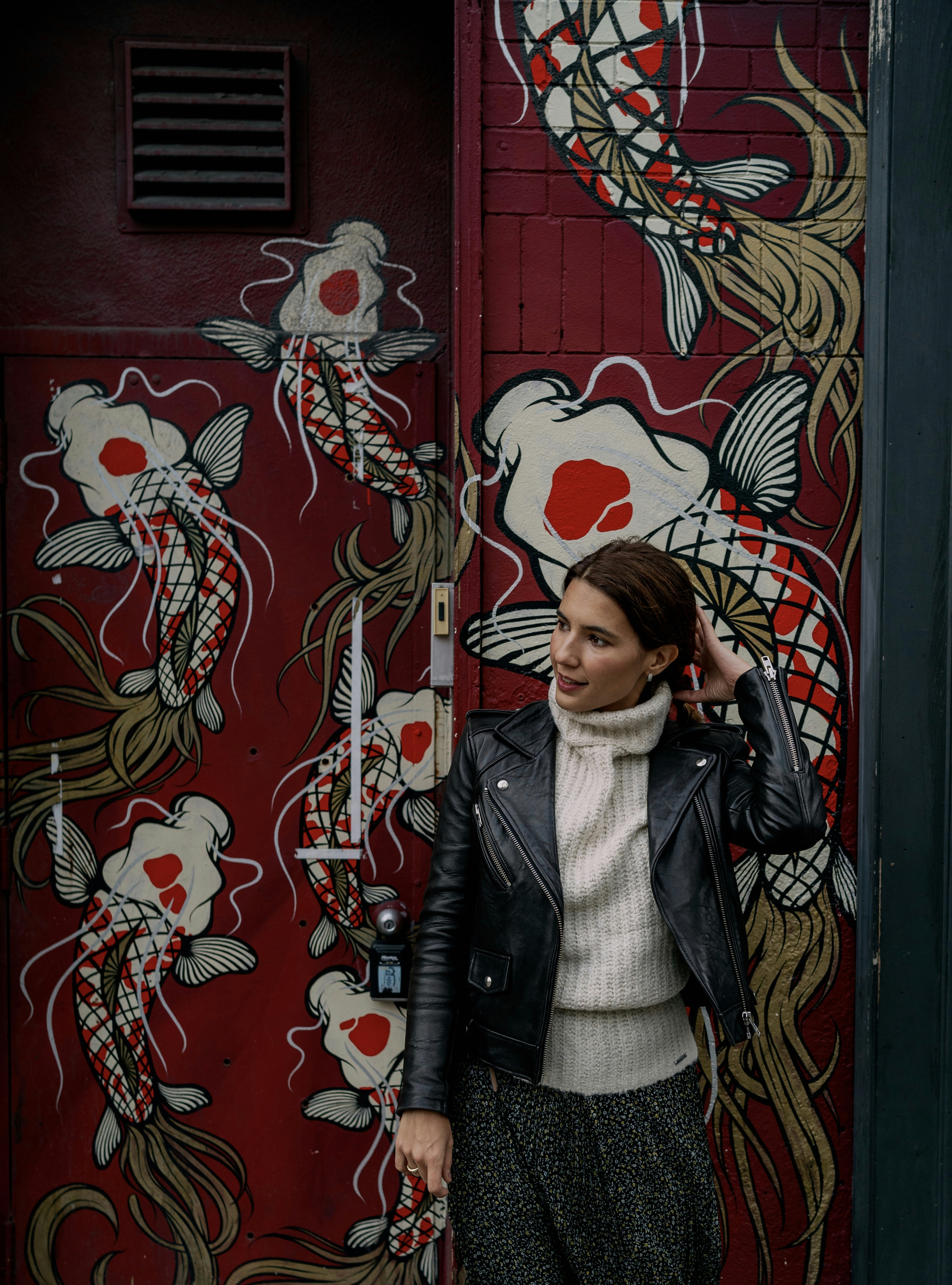 femme portant une veste en cuir noir