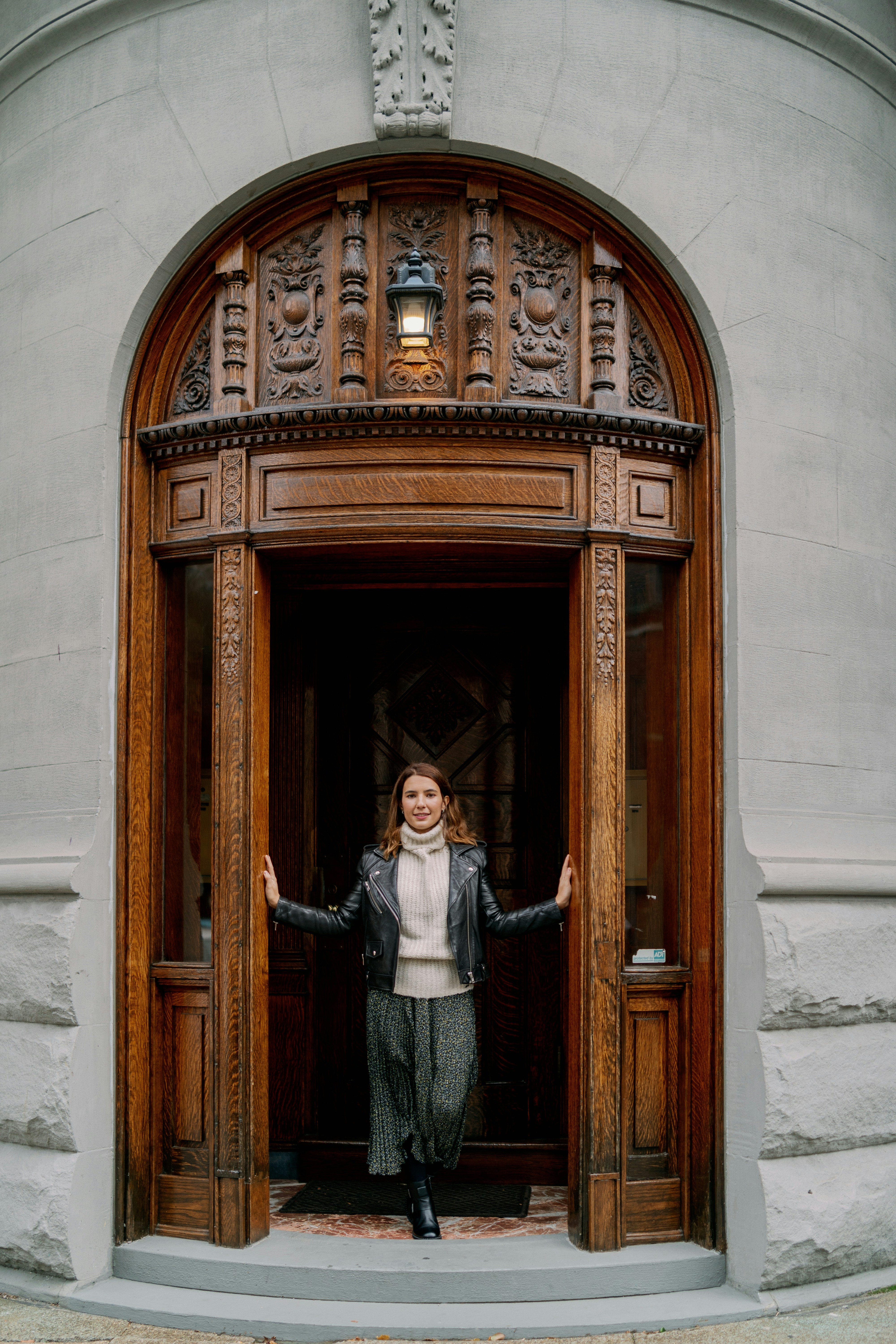 femme debout entre la porte