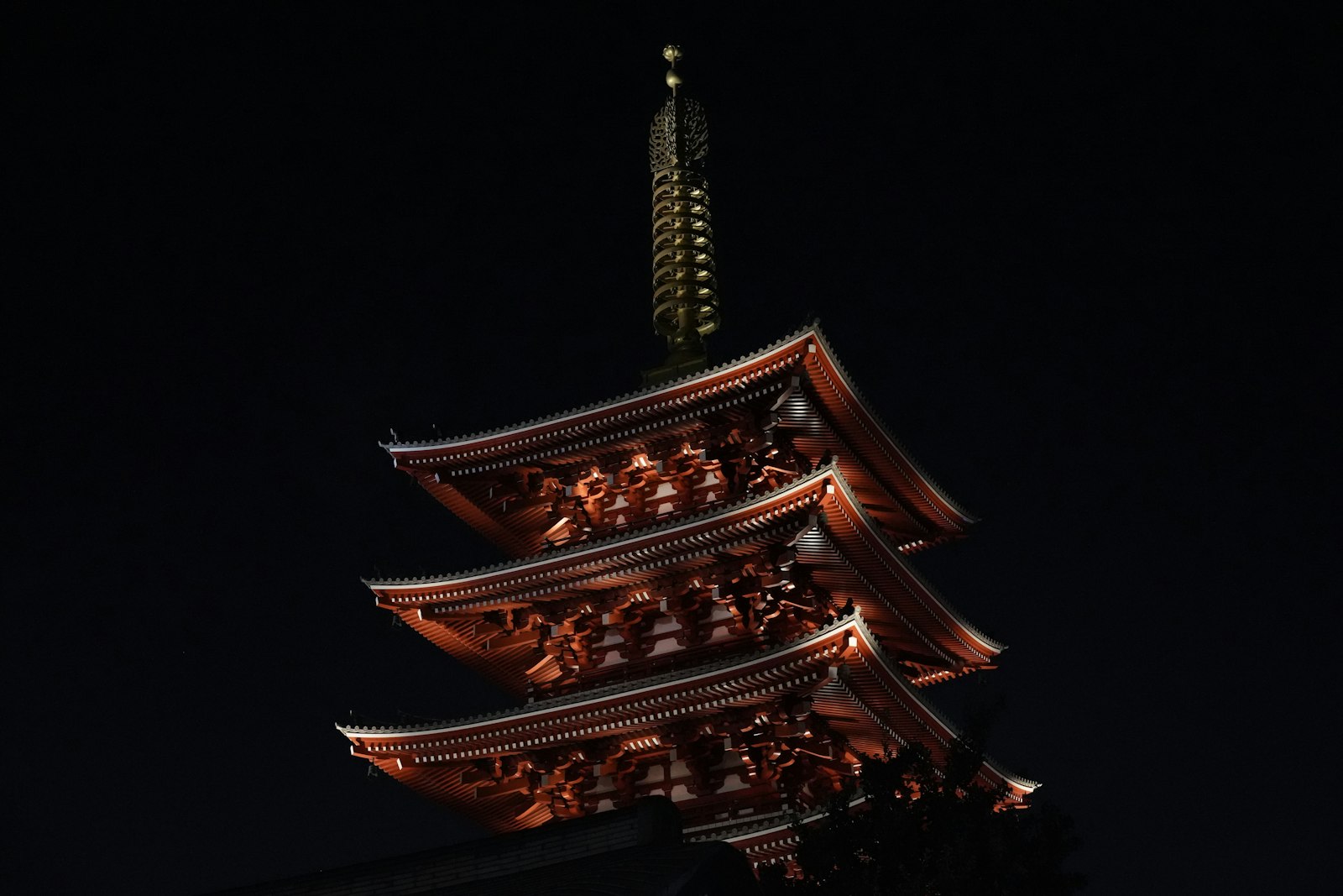Sony Sonnar T* FE 55mm F1.8 ZA sample photo. Temple at night photography