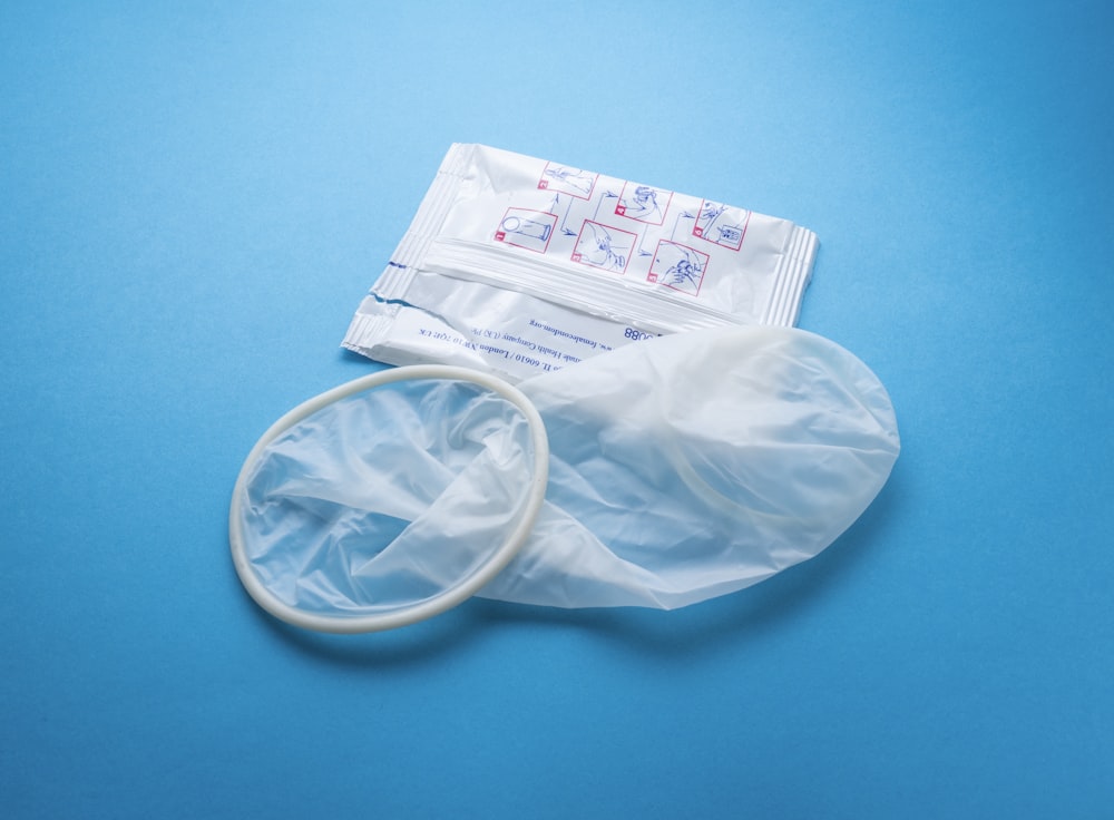 préservatif sur surface bleue