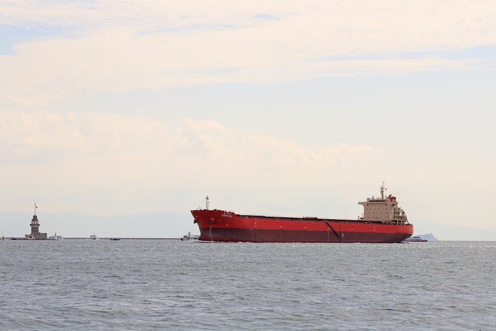 El barco rojo navega durante el día