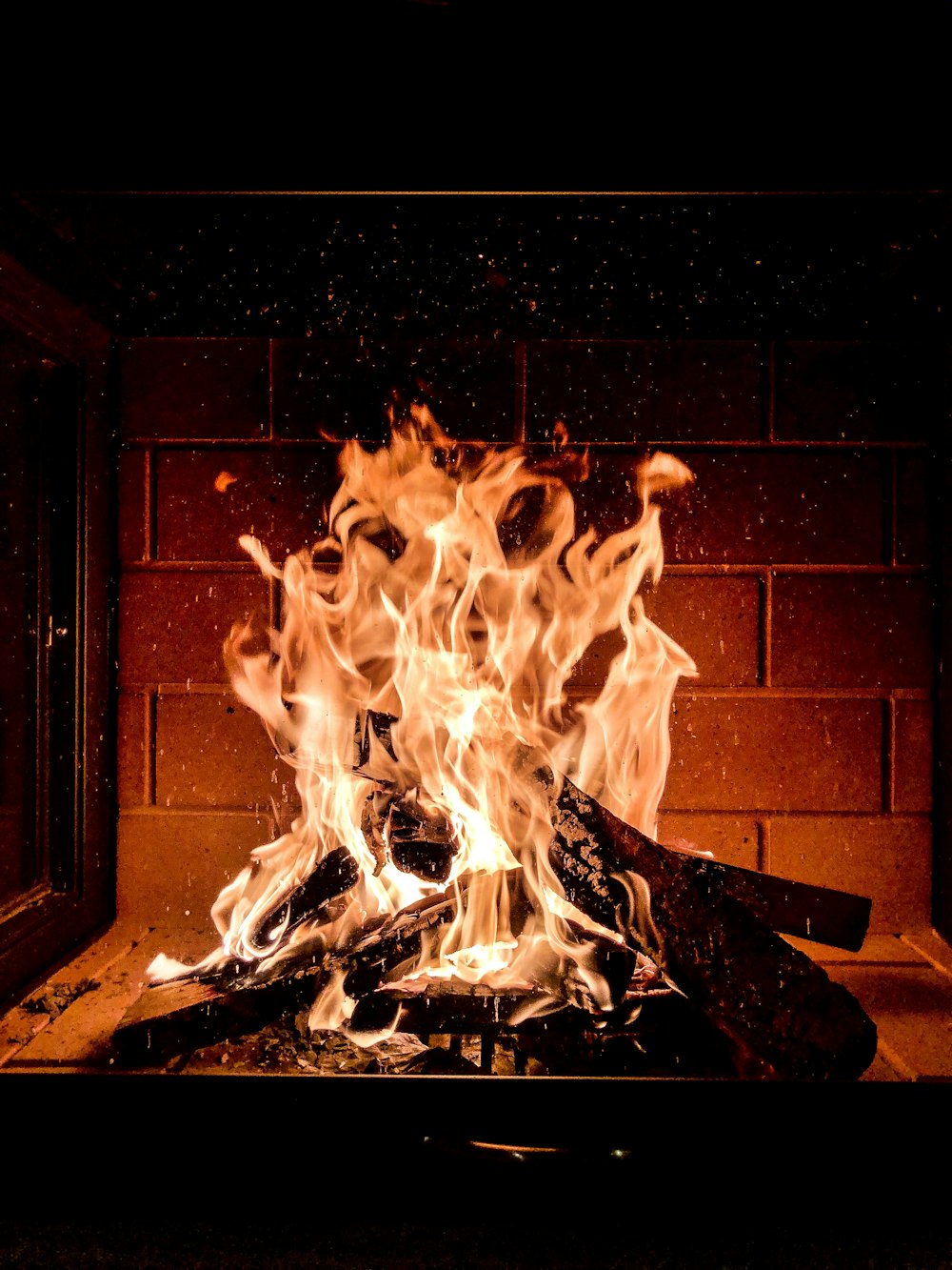 bûche en feu dans le bois de chauffage