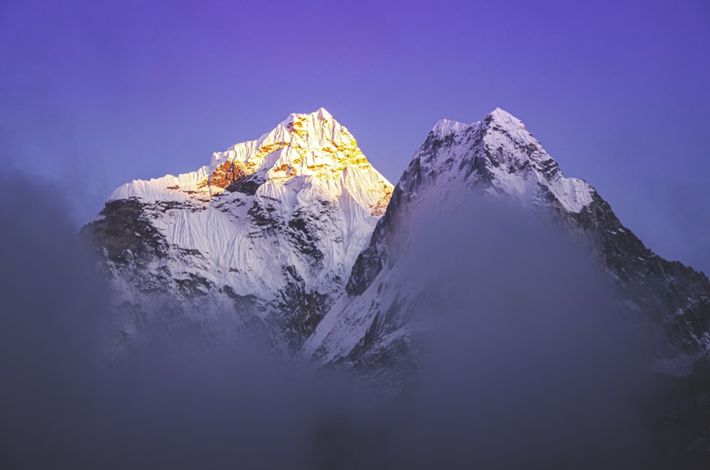 montagne glaciali durante il giorno