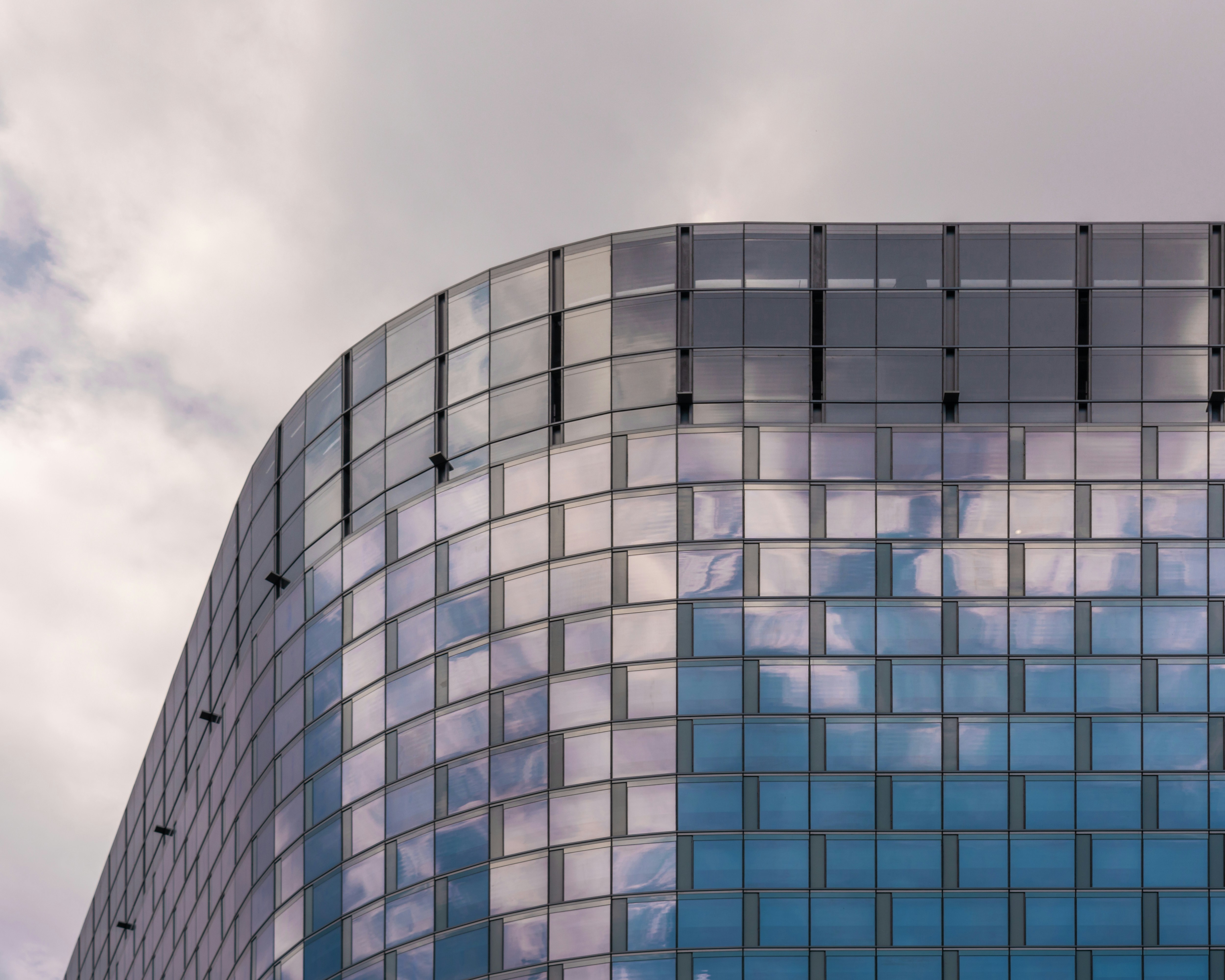 Modernes Bankgebäude mit Glasfassade