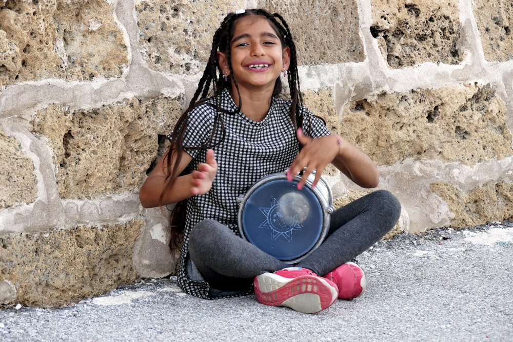 shallow focus photo of girl in white and black T-shirt