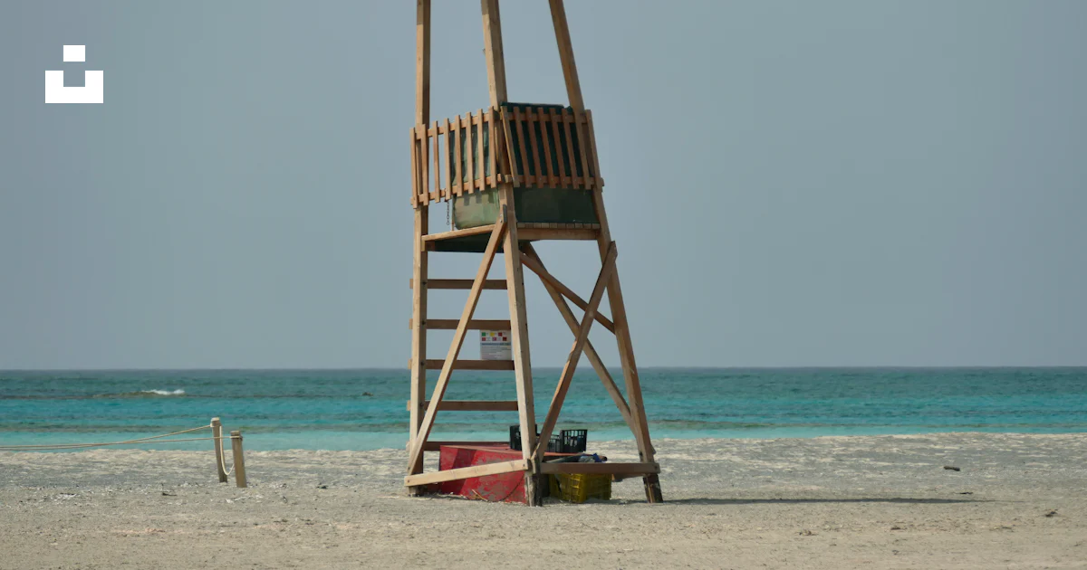 Lifeguard Post Brown lifeguard post on beach photo – Free Grecja Image on Unsplash