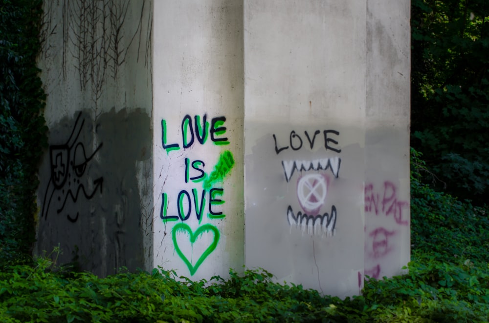 graffiti sur mur de béton