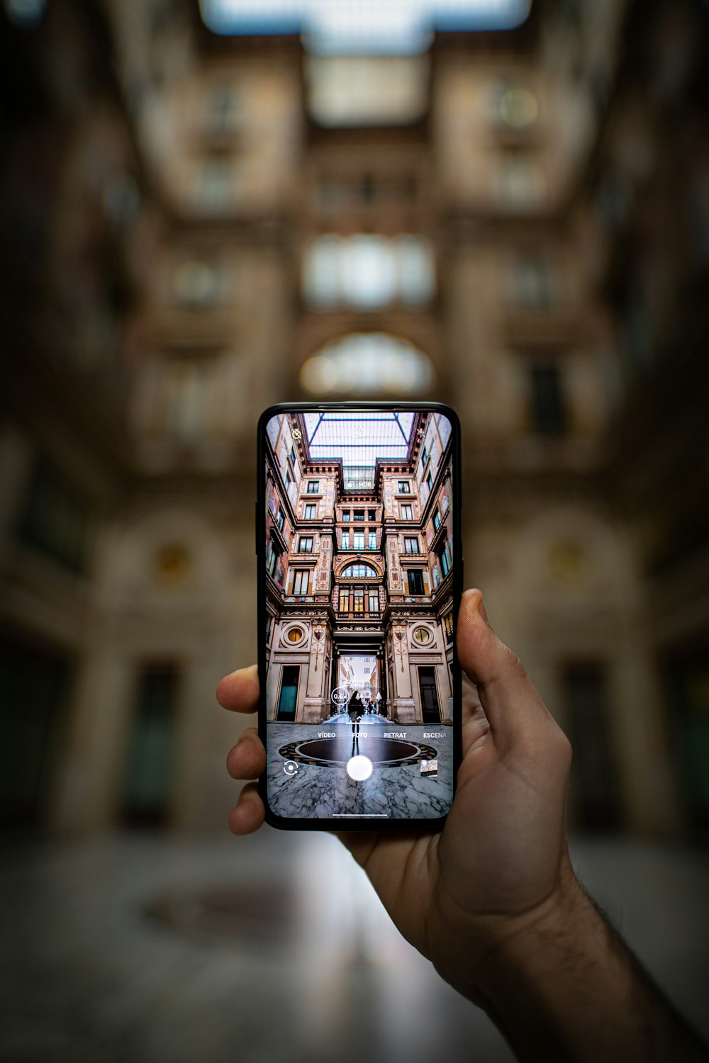 fotografia de foco raso pessoa desconhecida segurando smartphone preto