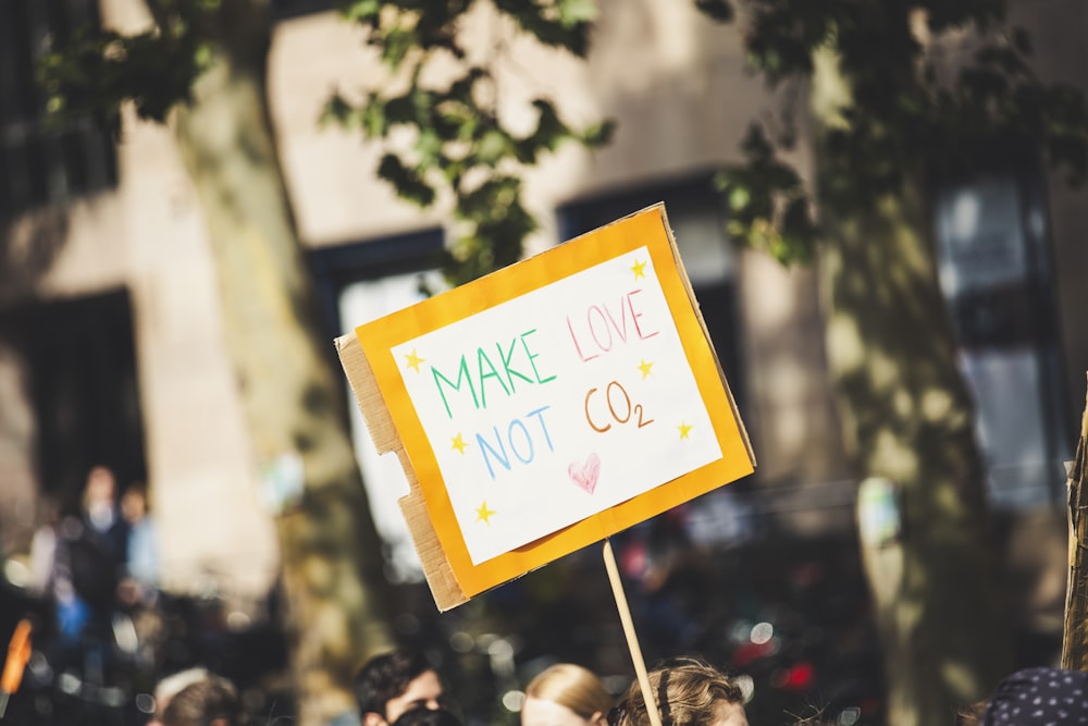 selektive Fokusfotografie von Make Love Not CO2-Zeichen