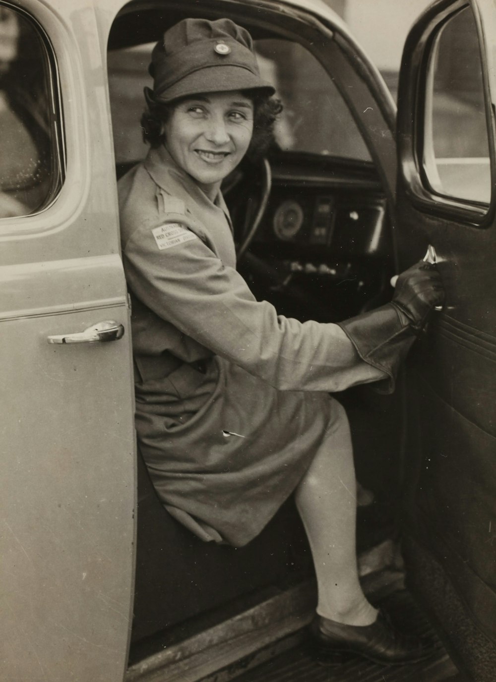 Ein Schwarz-Weiß-Foto einer Frau, die in einem Auto sitzt