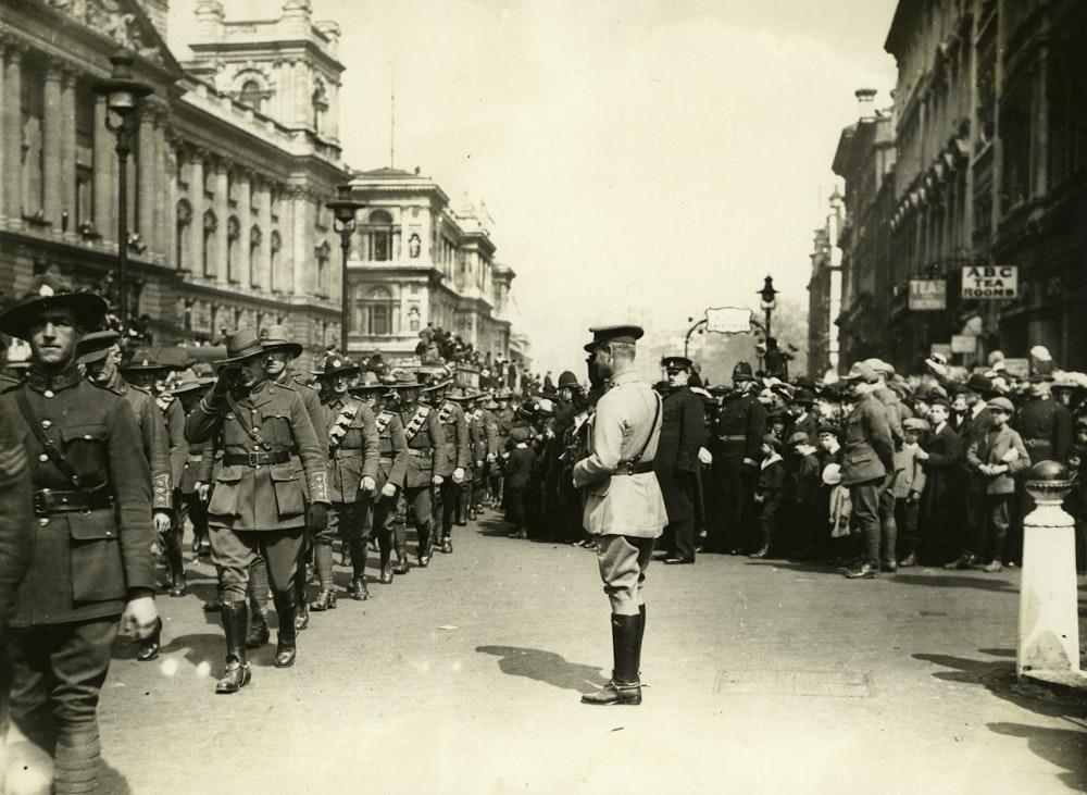 Des soldats marchant près des gens à la photo de la ville