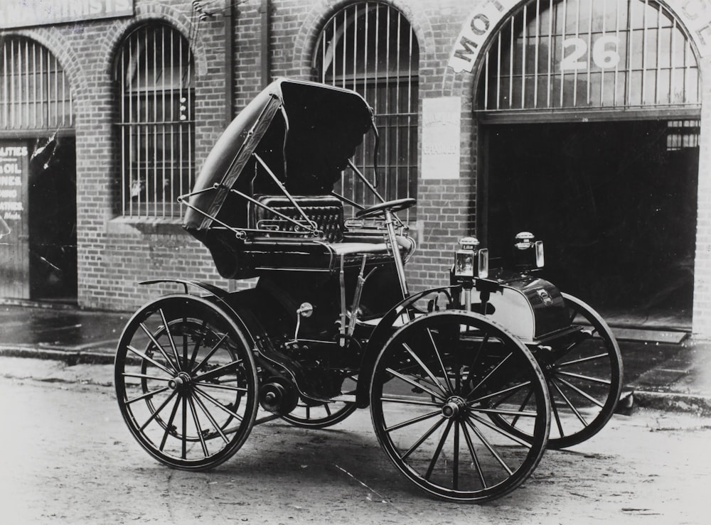 Klassisches schwarzes Auto in der Nähe des Gebäudes