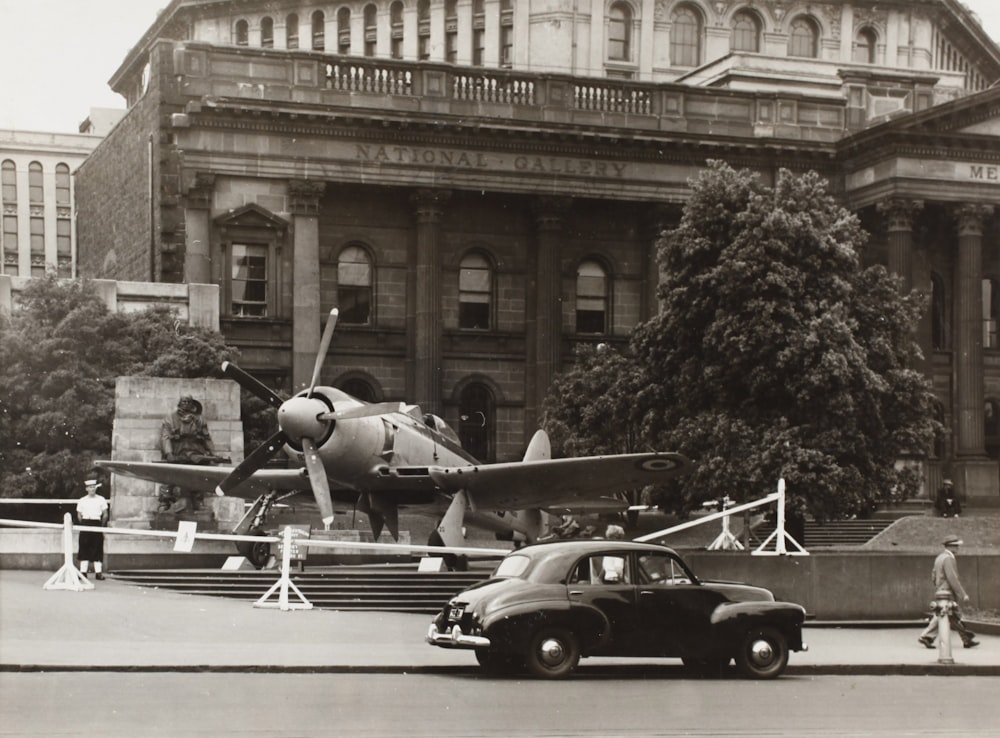 Fahrzeug in der Nähe des Flugzeugs geparkt