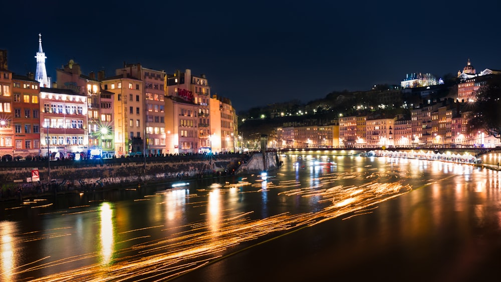 Edificios iluminados durante la noche