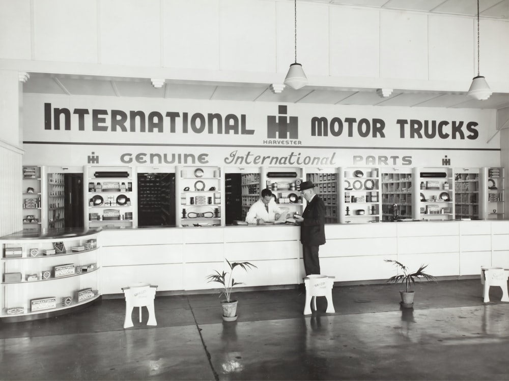 fotografia in scala di grigi del negozio International Motor Trucks