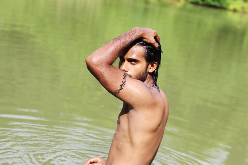 Torse nu au bord de l’eau