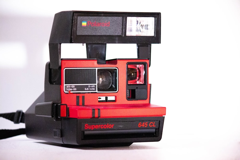 fotocamera istantanea Polaroid Supercolor 645 CL nera e rossa