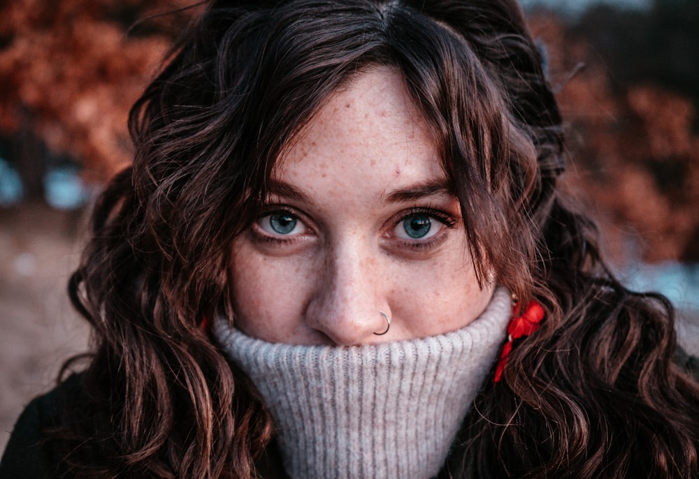 灰色のセーターを着た女性の肖像写真