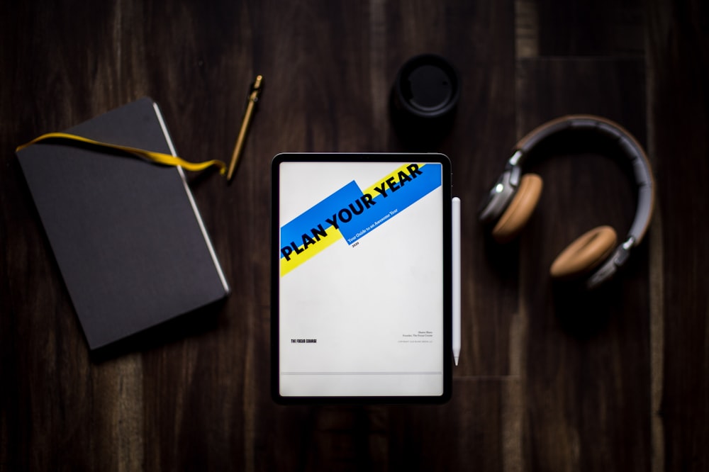 tablet preto ativado exibindo o aplicativo Plan Your Year