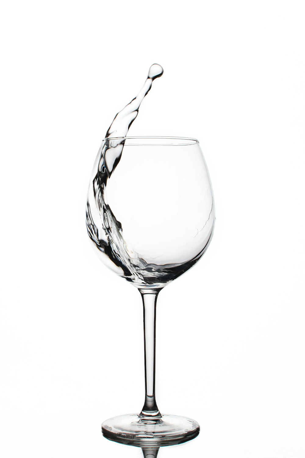 liquido in bicchiere da vino trasparente
