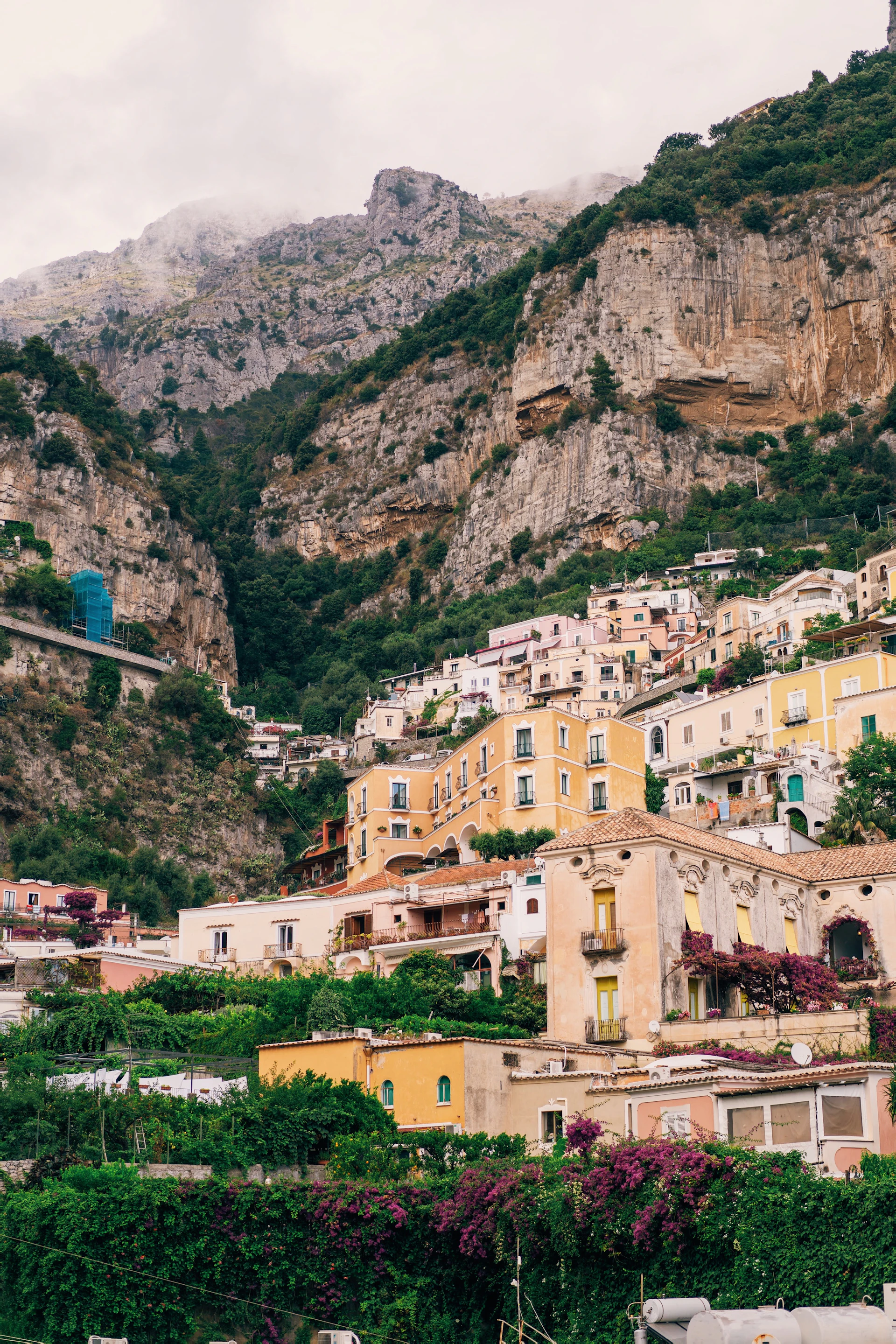 Auto Mercedes taxi privato con vista sulla Costiera Amalfitana a Positano
