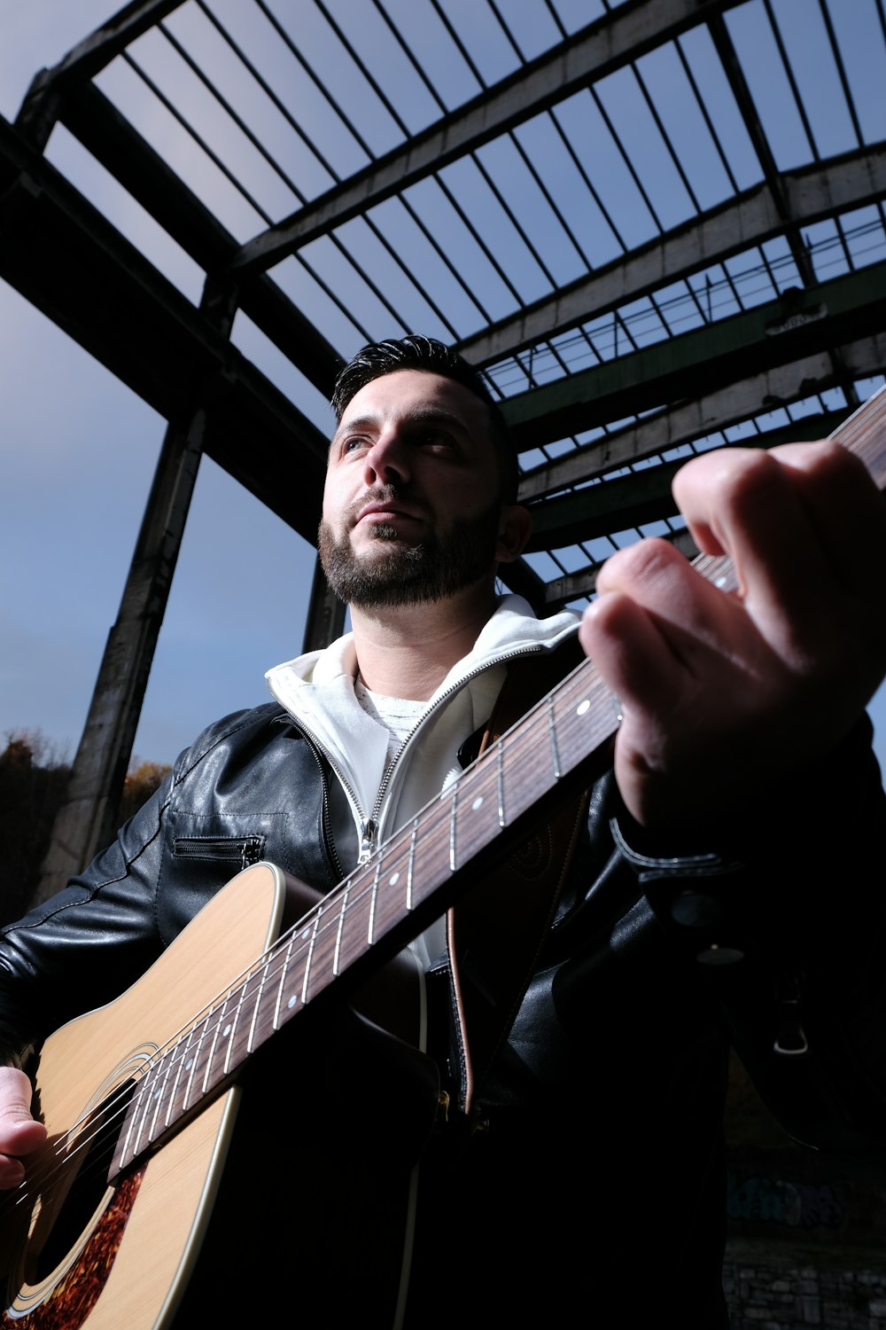 homme jouant de la guitare acoustique