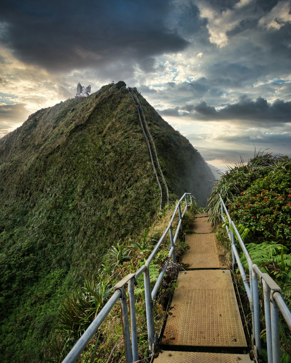 una scalinata che porta alla cima di una montagna