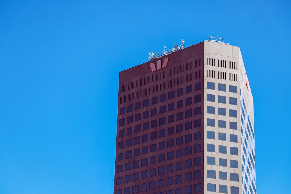 Fotografía de ángulo bajo de un edificio de hormigón marrón