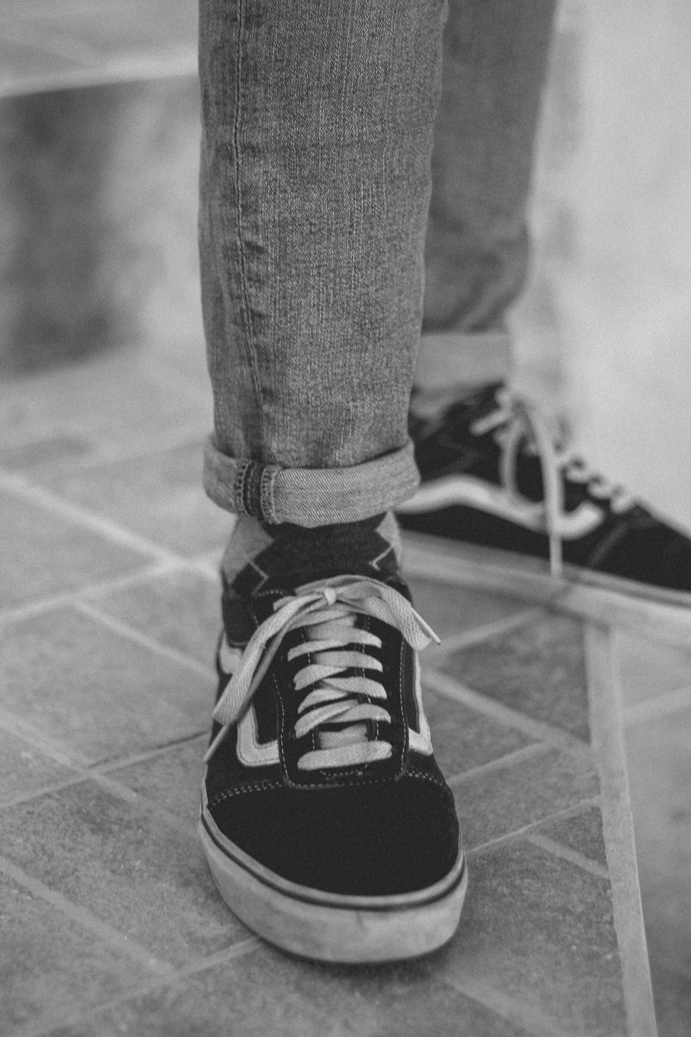 Foto zum Thema Person, die ein Paar schwarze VANS Authentic Schuhe trägt –  Kostenloses Bild zu Grau auf Unsplash