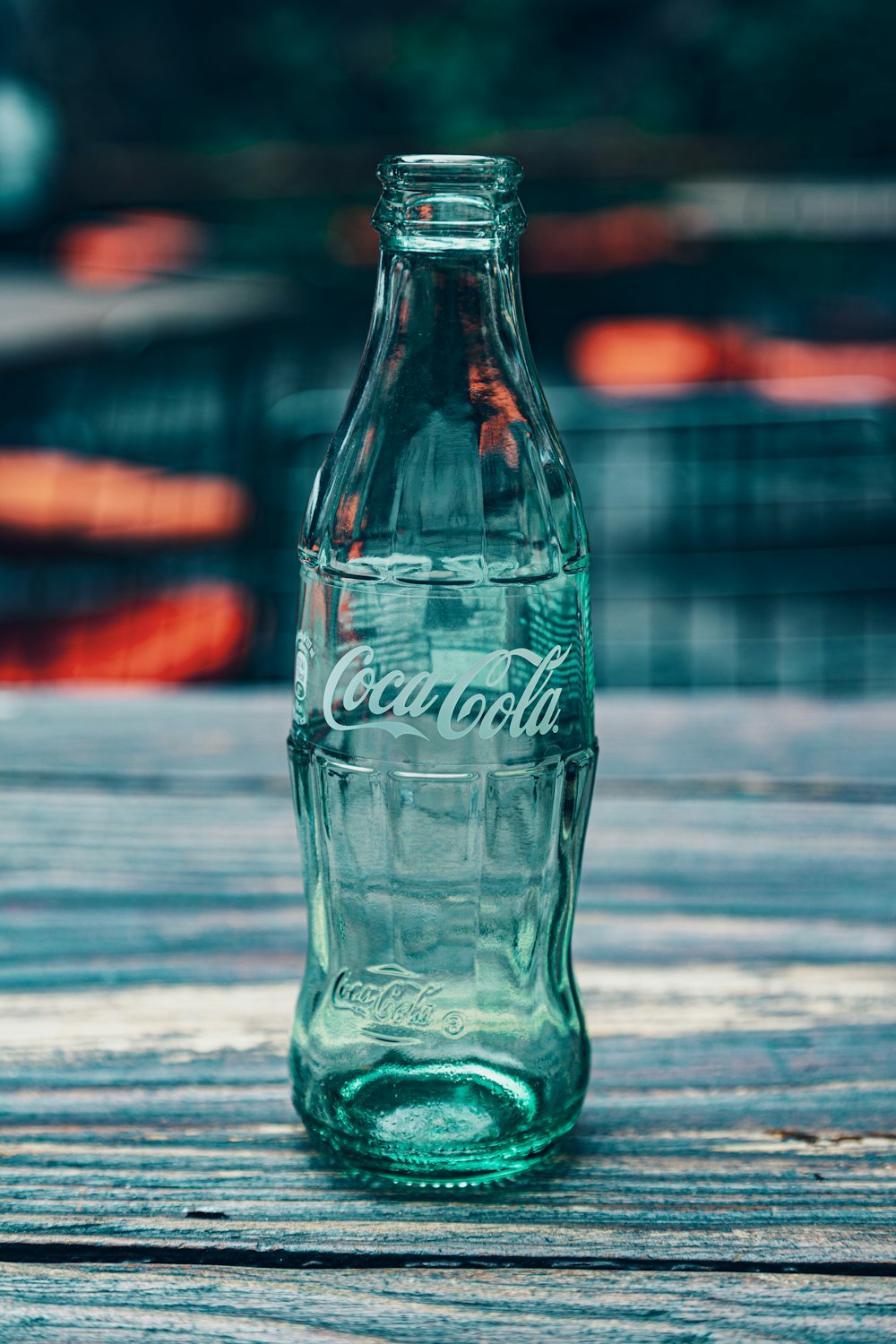 Garrafa de vidro Coca-Cola na superfície de madeira