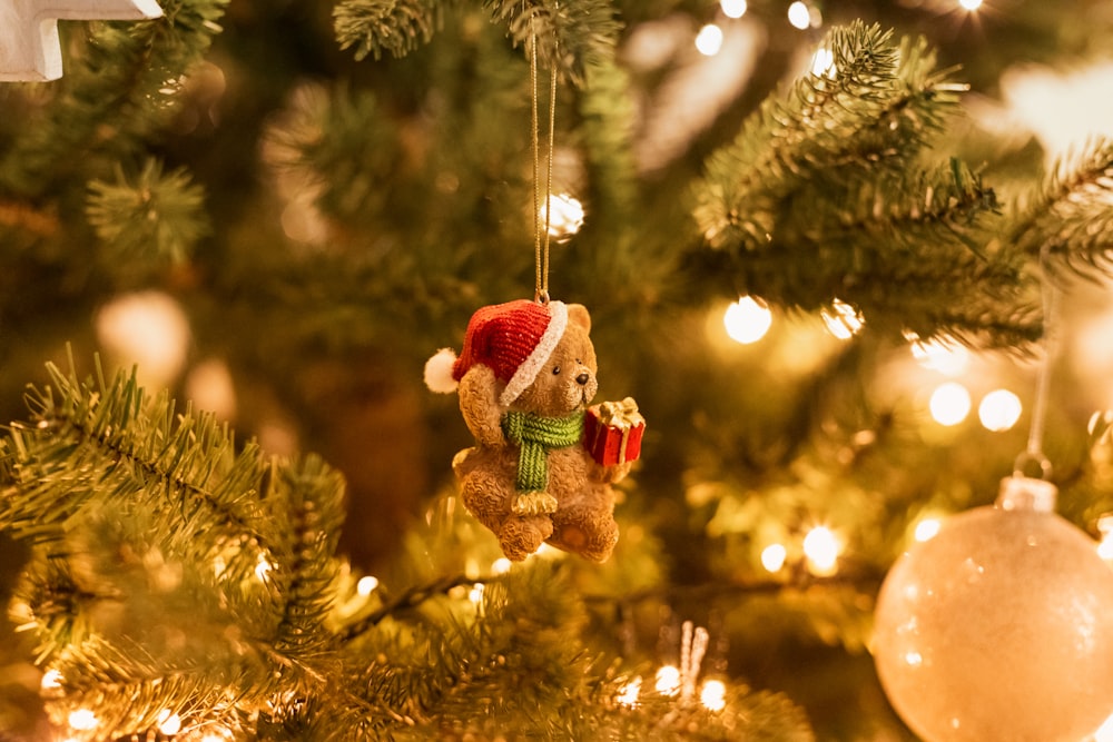 Árvore de Natal com decoração de urso marrom