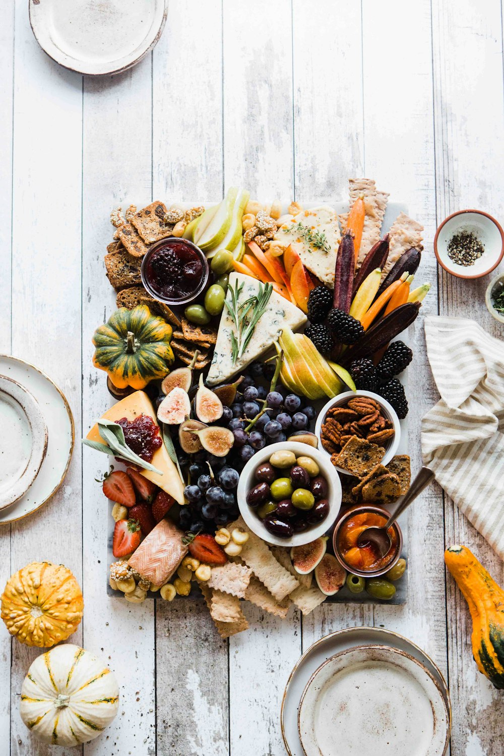 Assortiment de fruits et légumes sur planche de bois grise