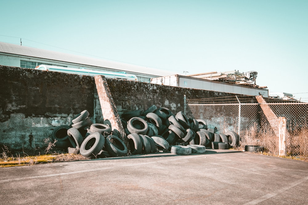 Pneus près d’un mur brun