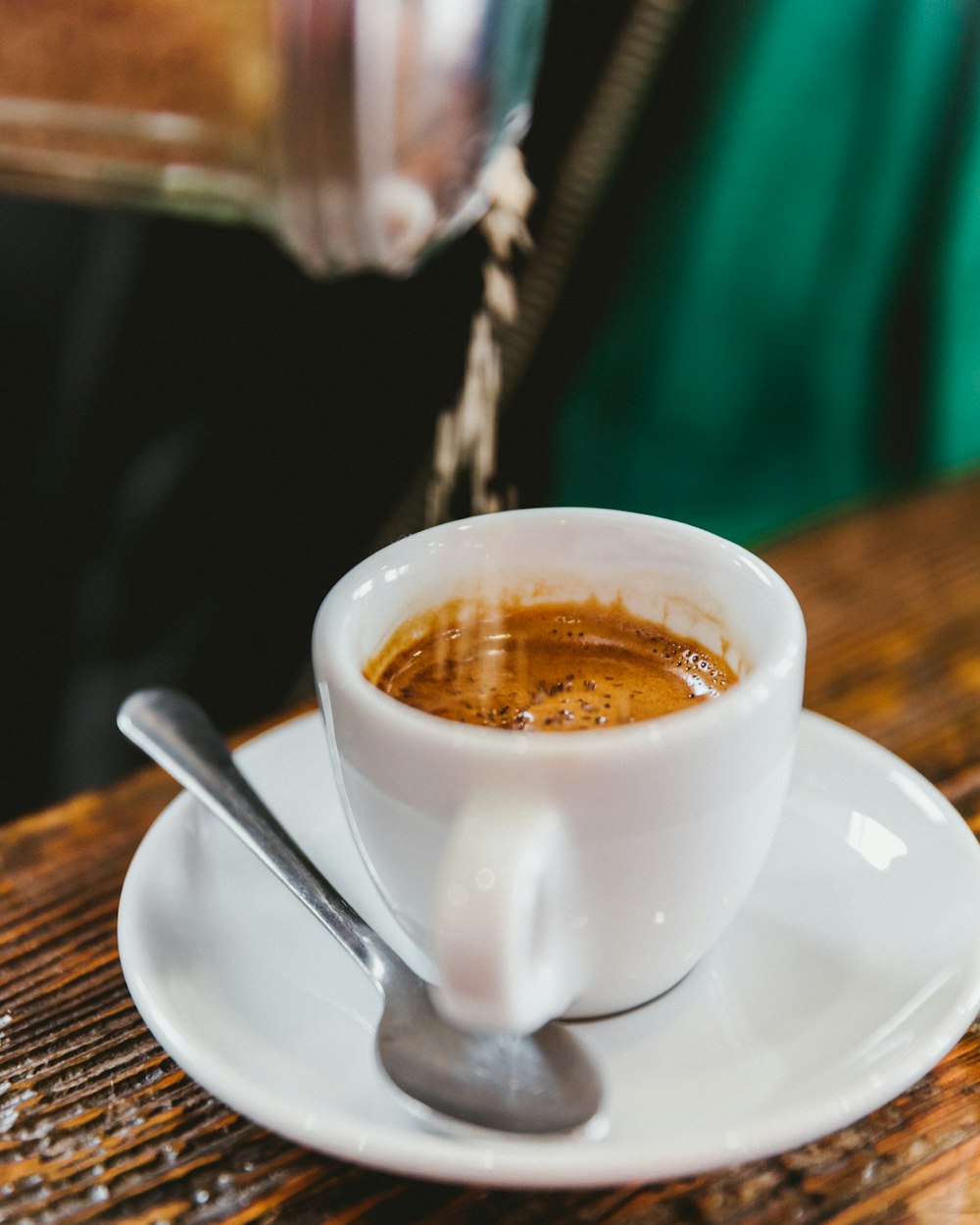 weiße Keramiktasse mit Untertasse