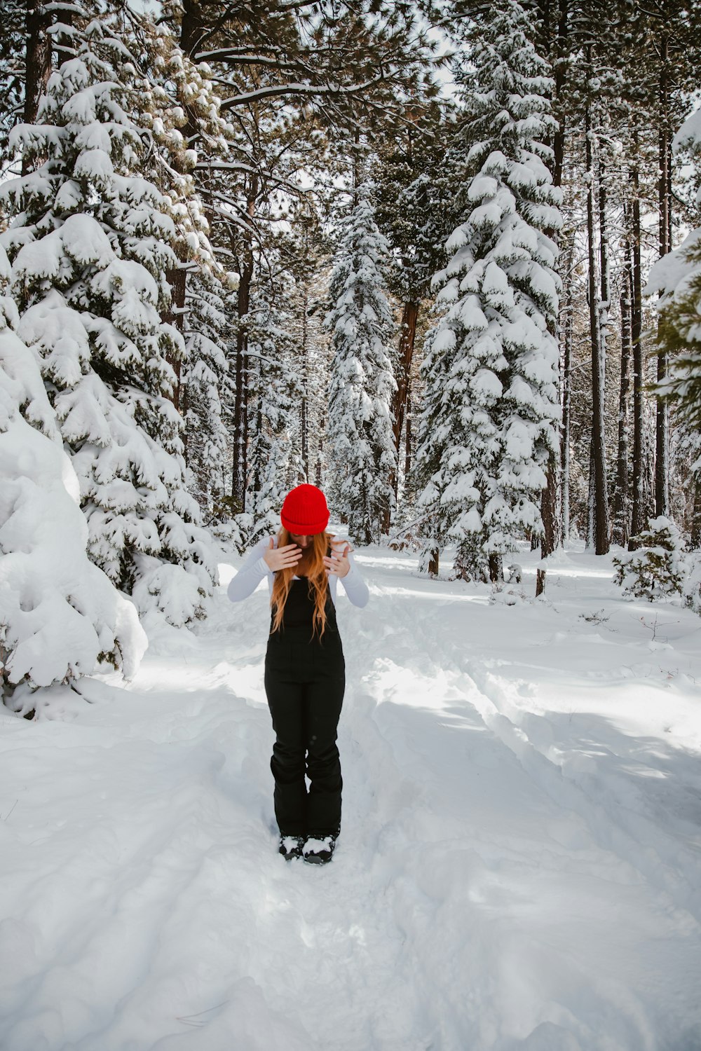 Mujer en el bosque nevado