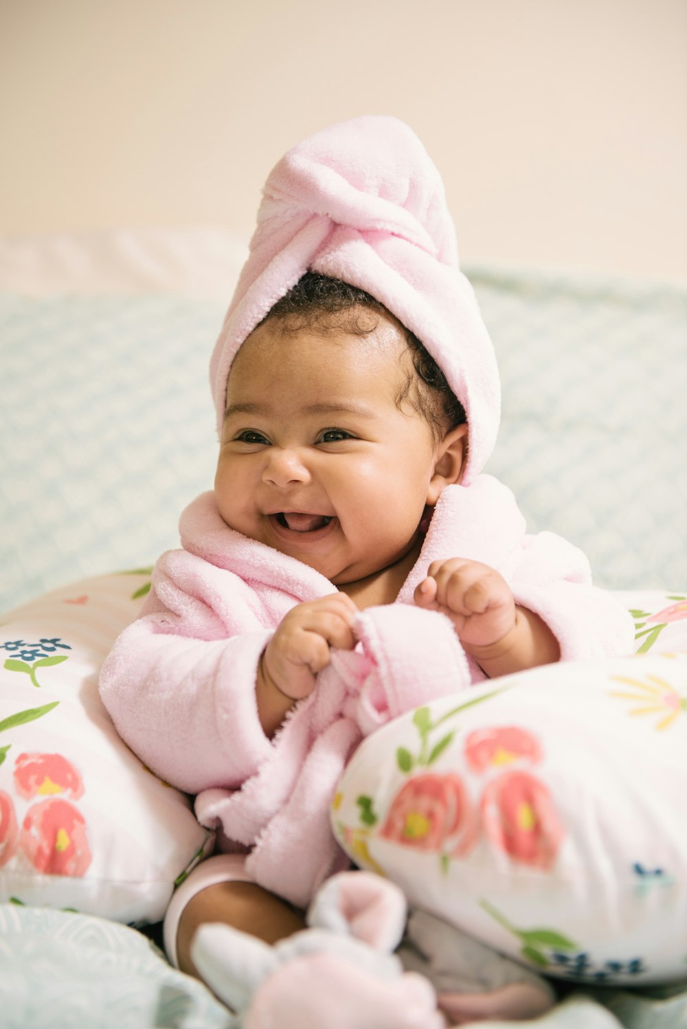 bebé con bata de baño rosa, qué NO empacar cuando comience el trabajo de parto, ShoptheKei.com