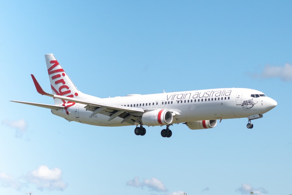 Avion blanc et rouge de Virgin Australia dans le ciel
