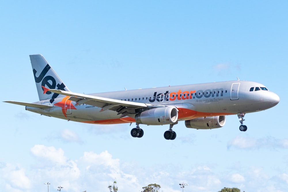 avion de ligne en plein vol pendant la journée