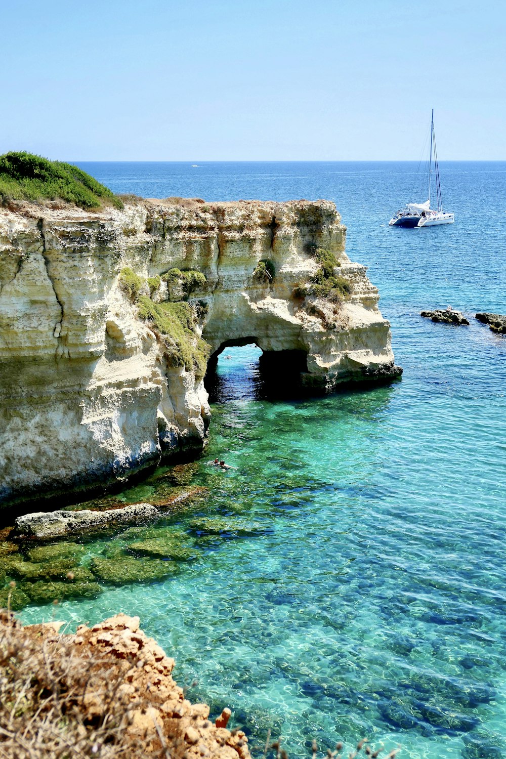 Yacht in mare vicino all'isolotto