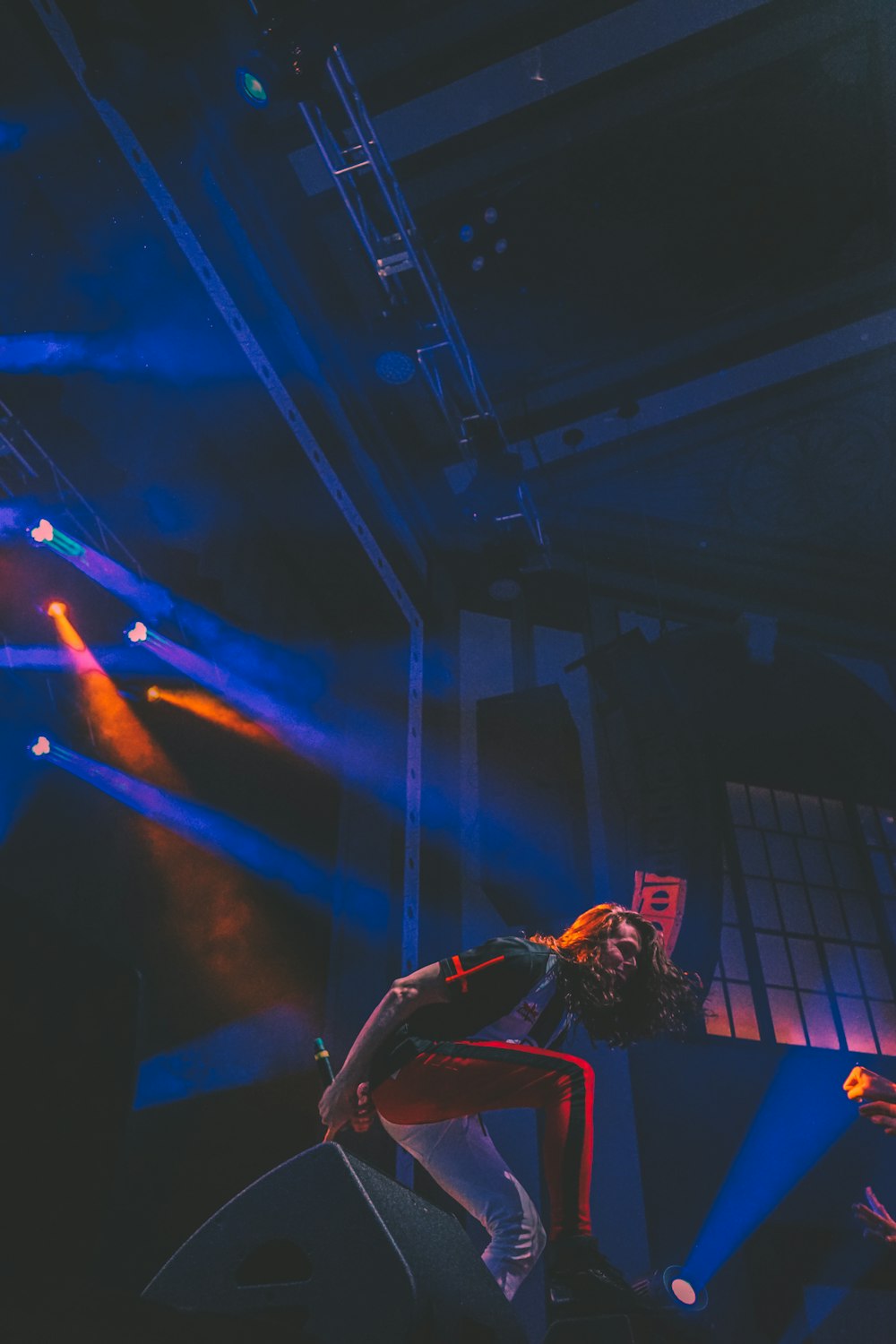 uma pessoa em um skate em um palco