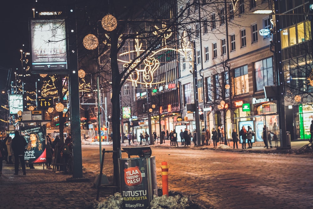 Gente en la calle durante la noche