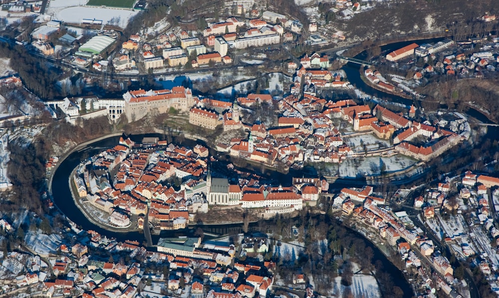 Bâtiments en béton brun et blanc