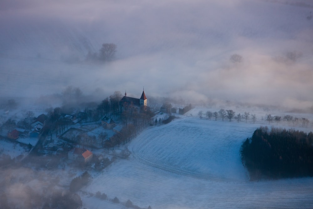 Photographie aérienne d’un bâtiment d’église et d’arbres