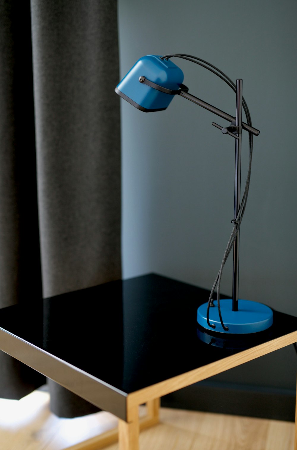 lampe de bureau bleue et grise