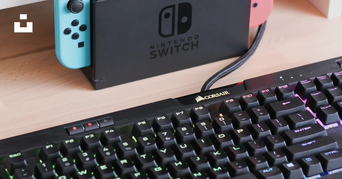 Nintendo Switch Using Keyboard A nintendo switch sitting on a desk next to a keyboard photo – Free ...